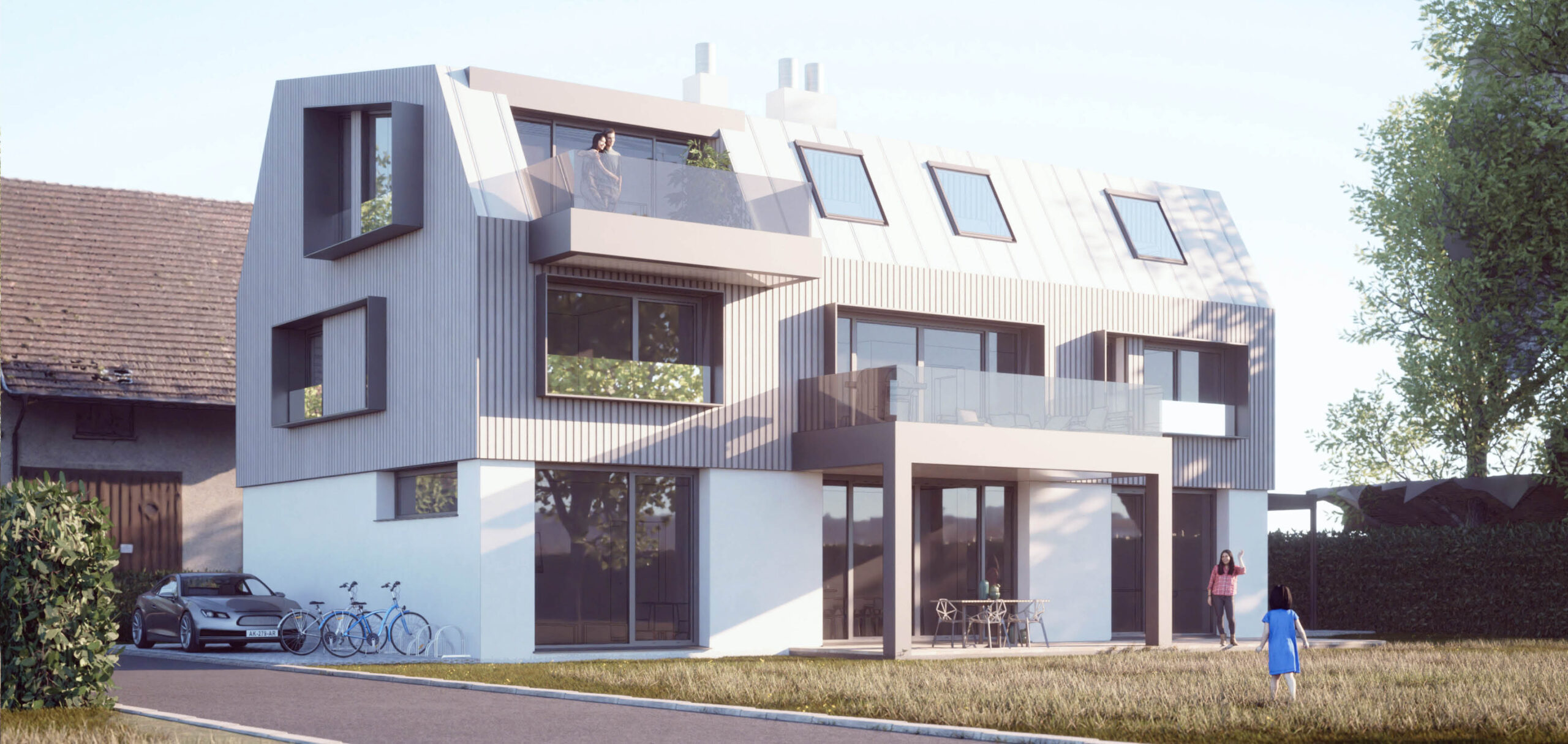 Modernes dreistöckiges Wohnhaus mit großen Fenstern, zwei Balkonen, einer Person auf dem Balkon und zwei Personen im Gartenbereich.