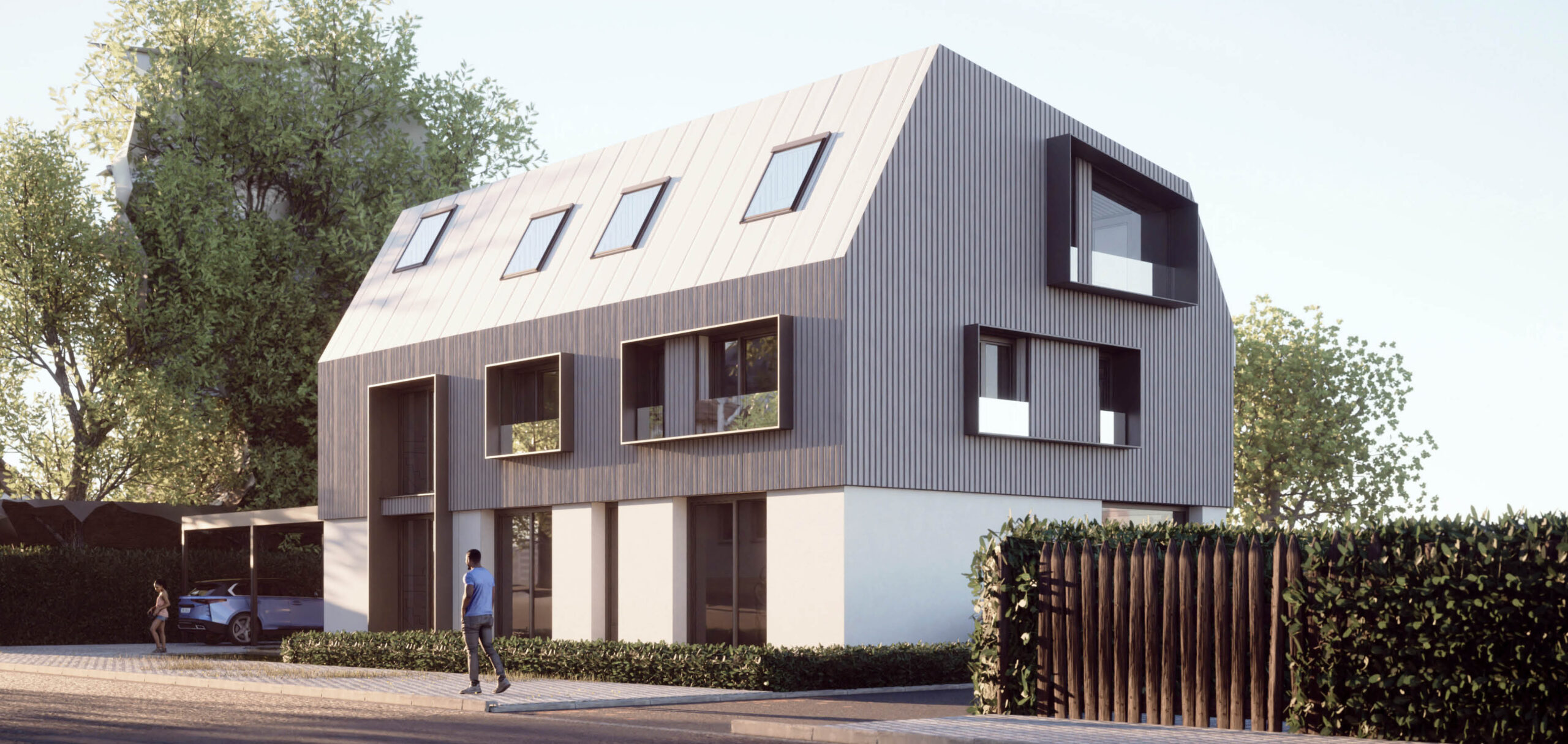 Modernes dreistöckiges Wohnhaus mit schrägem Dach, großen Fenstern und Holzverkleidung, umgeben von Bäumen und Hecken.