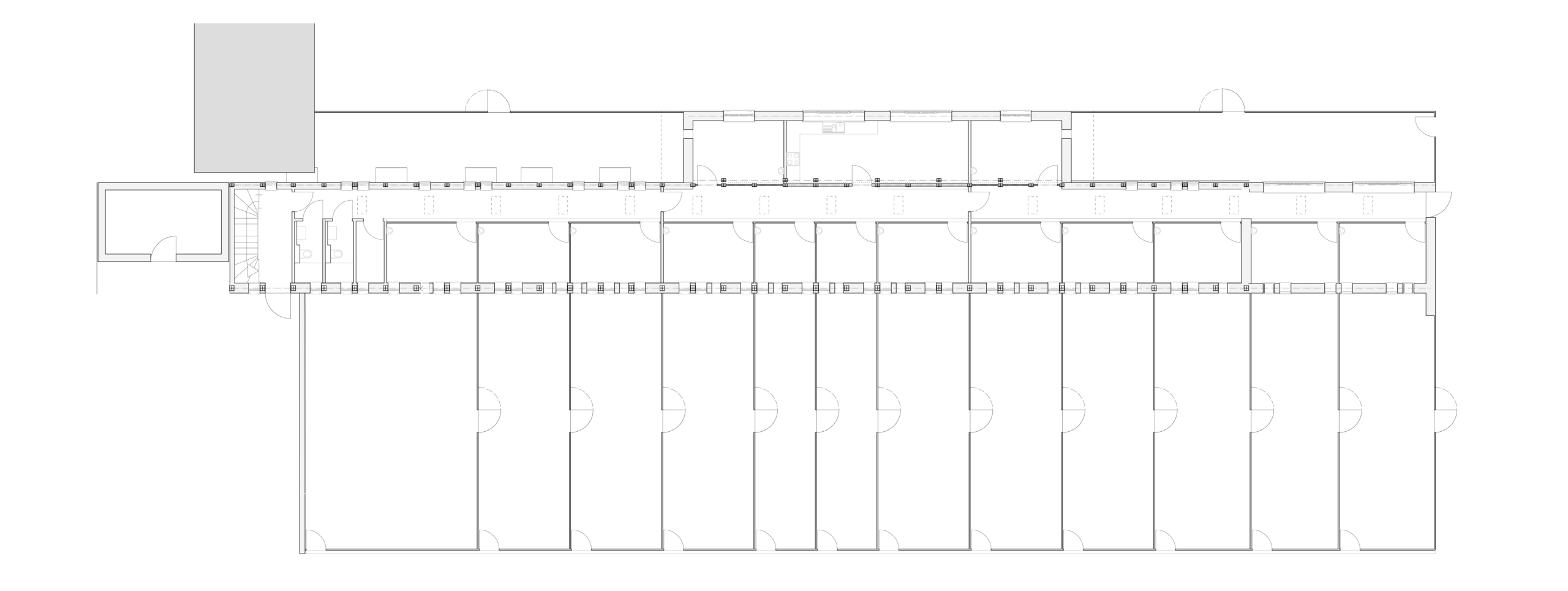Grundriss eines länglichen Gebäudes mit mehreren nebeneinanderliegenden Räumen, Türen und Fluren, ohne Beschriftungen.
